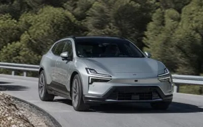 Polestar 4 SUV oferă mai mult spațiu la un preț sub Coupé, dar încarcă mai lent decât BMW iX3