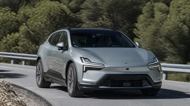 Polestar 4 SUV oferă mai mult spațiu la un preț sub Coupé, dar încarcă mai lent decât BMW iX3