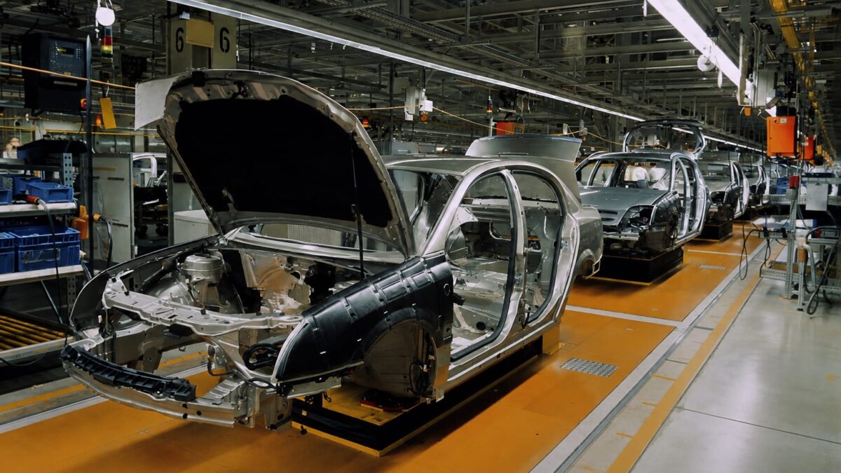 Renault ar putea fabrica 300.000 de mașini mai puțin în Europa dacă țintele de emisii pentru 2030 rămân rigide 1 Renault ar putea fabrica 300.000 de mașini mai puțin în Europa dacă țintele de emisii pentru 2030 rămân rigide
