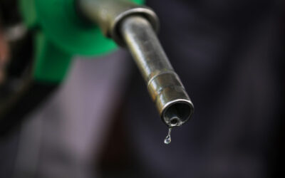 Benzina ajunge la 10,01 lei, iar motorina la 11,11 lei în România. Cum stăm față de media UE 17 Benzina ajunge la 10,01 lei, iar motorina la 11,11 lei în România. Cum stăm față de media UE