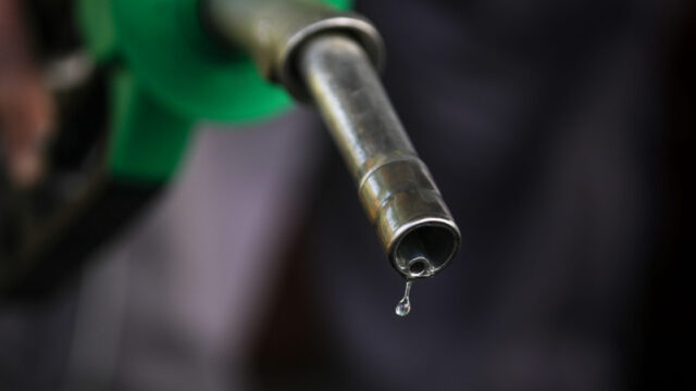 Benzina ajunge la 10,01 lei, iar motorina la 11,11 lei în România. Cum stăm față de media UE