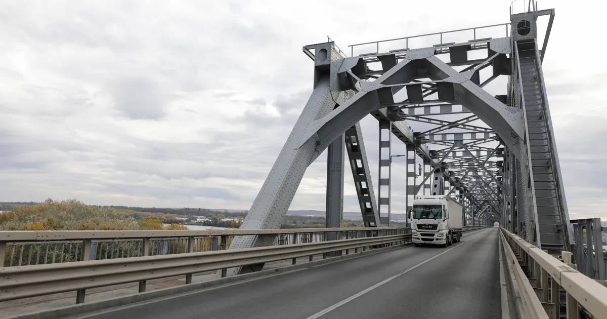 Pe Podul Giurgiu-Ruse se va circula alternativ, zi și noapte, din 28 octombrie până pe 4 decembrie 1 Pe Podul Giurgiu-Ruse se va circula alternativ, zi și noapte, din 28 octombrie până pe 4 decembrie