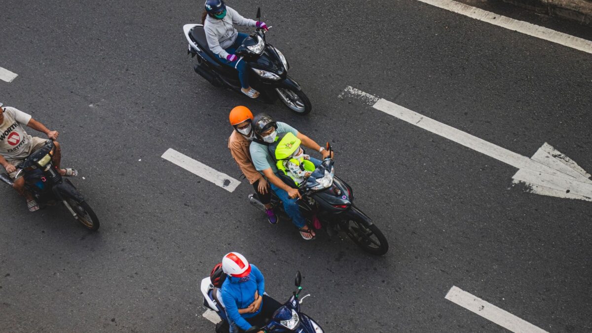 Motocicliștii pot avansa cu cel mult 20 km/h pe lângă mașinile oprite. Condițiile pentru trecerea în siguranță