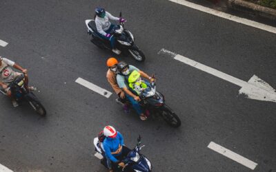 Motocicliștii pot avansa cu cel mult 20 km/h pe lângă mașinile oprite. Condițiile pentru trecerea în siguranță