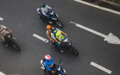 Motocicliștii pot avansa cu cel mult 20 km/h pe lângă mașinile oprite. Condițiile pentru trecerea în siguranță