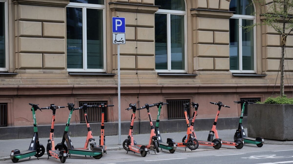 Unde poate circula trotineta electrică și ce reguli sunt propuse pentru cască