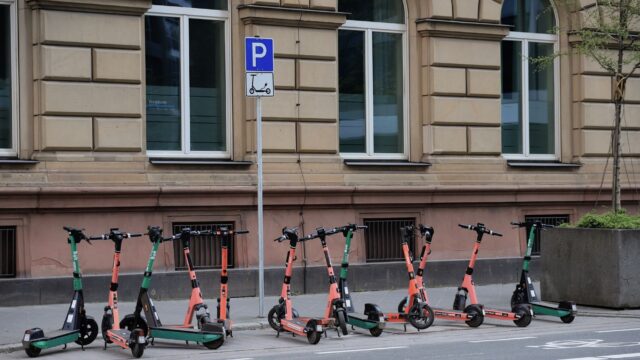 Unde poate circula trotineta electrică și ce reguli sunt propuse pentru cască
