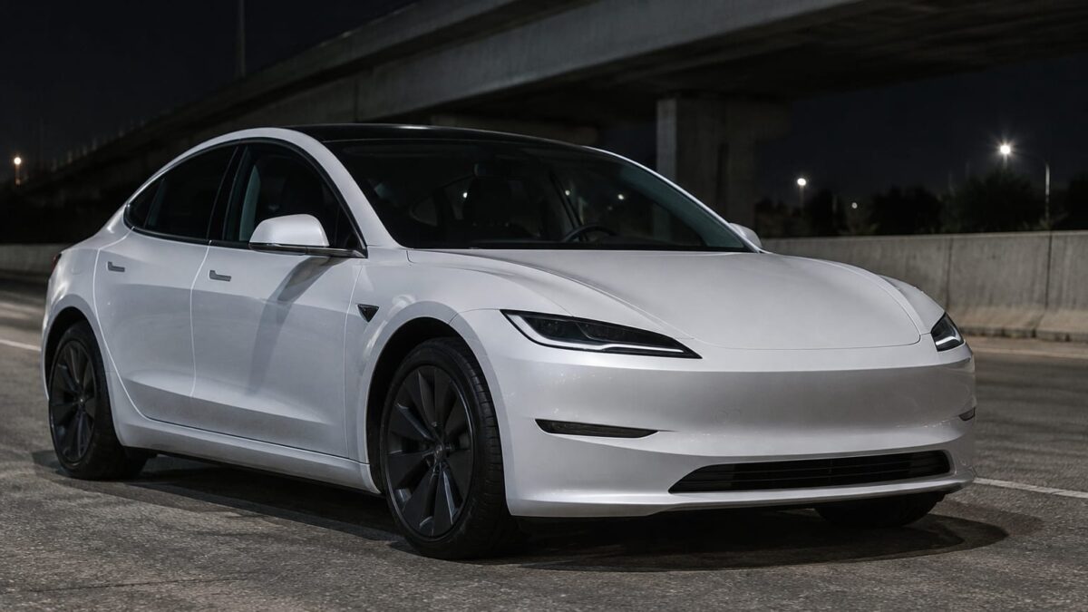 Un Tesla a rănit grav doi polițiști. Șoferul spune că dormea cu Full Self-Driving activ