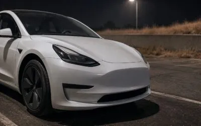 Un Tesla a rănit grav doi polițiști. Șoferul spune că dormea cu Full Self-Driving activ