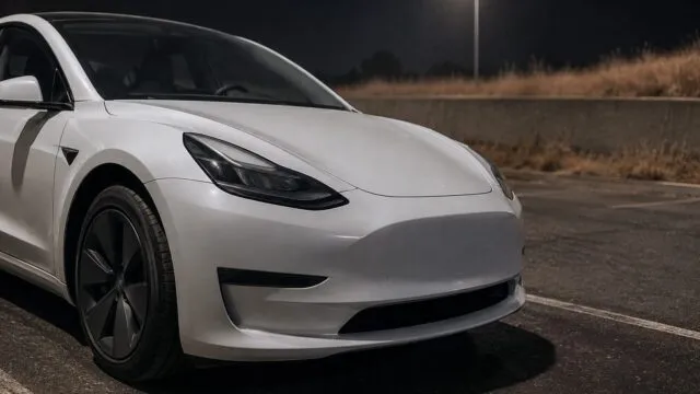 Un Tesla a rănit grav doi polițiști. Șoferul spune că dormea cu Full Self-Driving activ