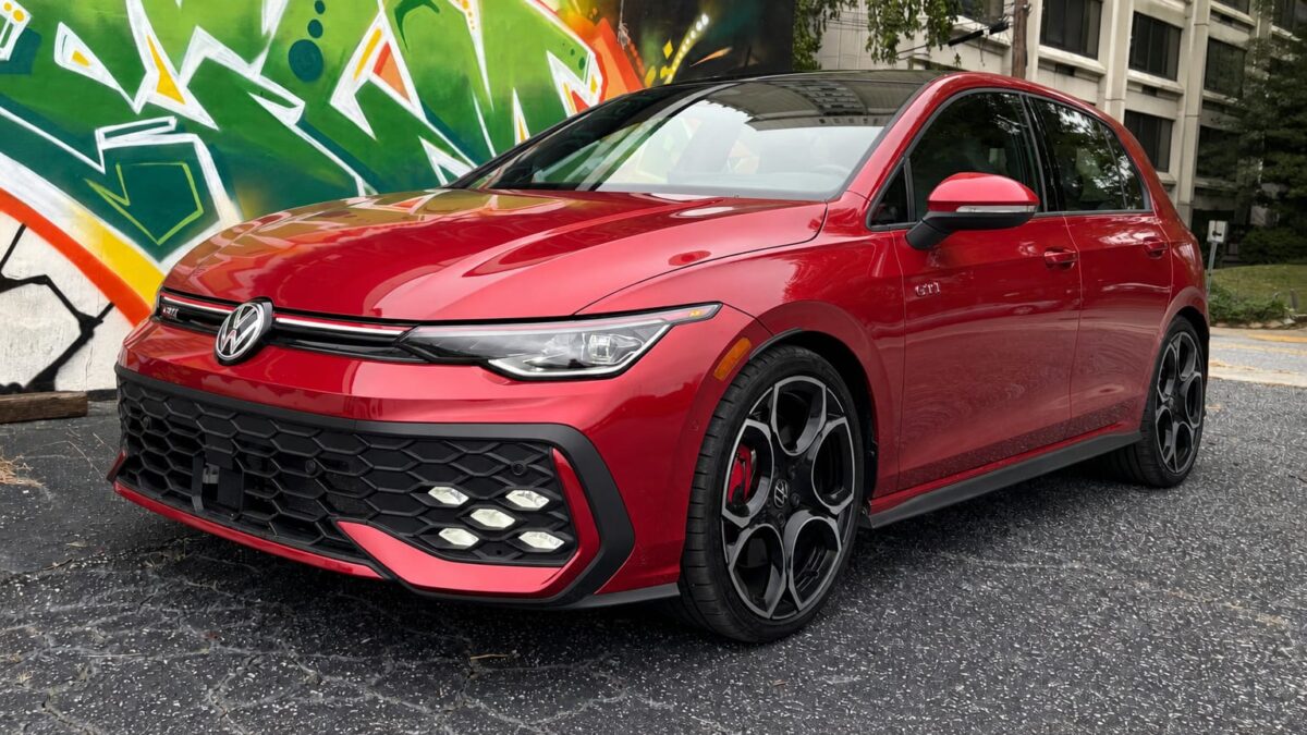 Testul The Autopian arată de ce Volkswagen Golf GTI poate ține locul unui crossover