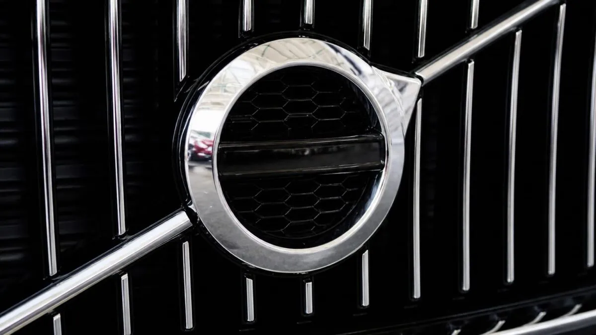 Volvo Cars pierde până la 30% din valoarea bursieră după trecerea pe pierdere