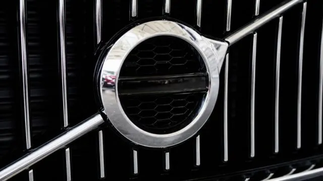 Volvo Cars pierde până la 30% din valoarea bursieră după trecerea pe pierdere